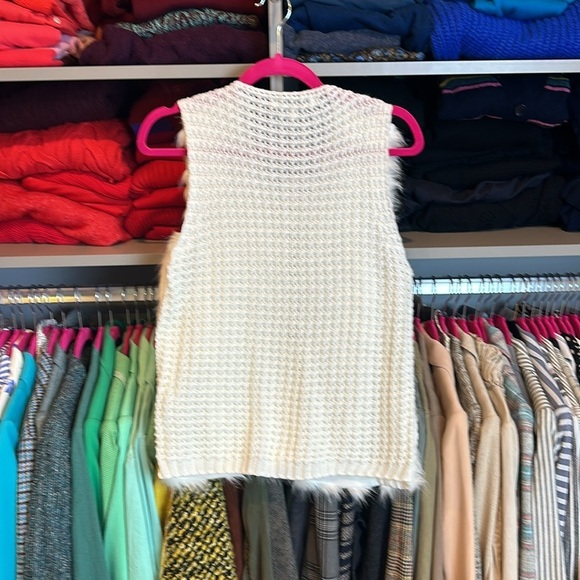 Davi & Dani ivory faux fur vest size S NWT - Picture 3 of 3